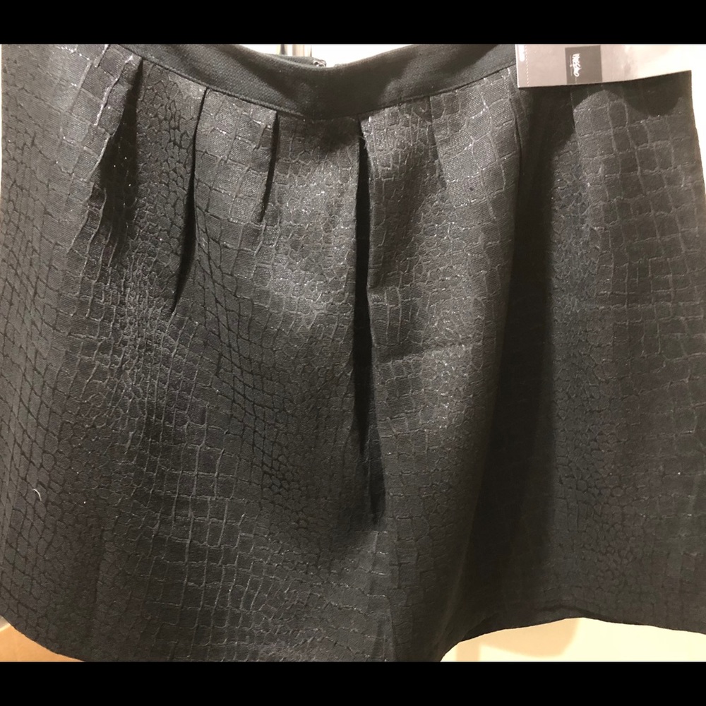 A line skirt with box pleats.